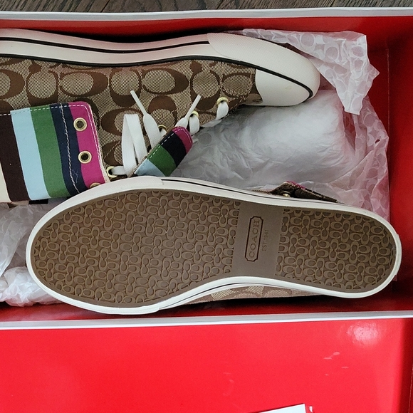 Coach - Picture 3 of 5